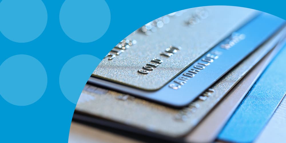 У чому різниця між дебетними та кредитними картками?