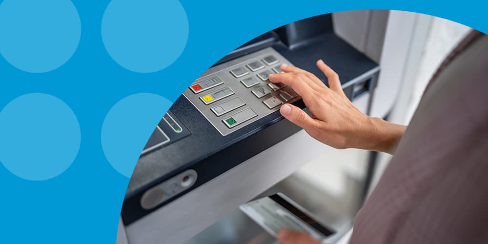 З рахунку списались кошти, але банкомат їх не видав: що робити?
